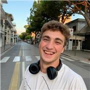 Ragazzo diplomato in lingue con molta esperienza all’estero tra cui Canada, Inghilterra, Germania, Spagna